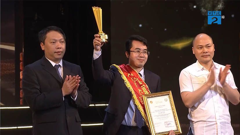 Ông Phạm Tùng – Trưởng dự án SVM – lên nhận Giải thưởng Sao Khuê 2022 XẾP HẠNG 5 SAO trong lĩnh vực Giải pháp công nghệ tiên phong