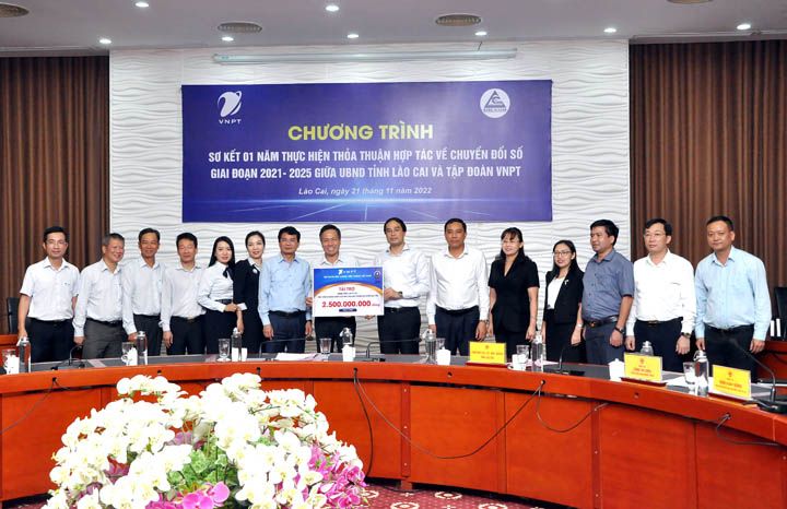 Ông Tô Dũng Thái - Chủ tịch HĐTV Tập đoàn VNPT trao số tiền 2,5 tỷ đồng để hỗ trợ Lào Cai xóa nhà tạm cho 50 hộ nghèo huyện Bảo Yên, Lào Cai