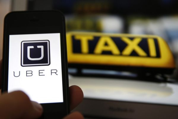 Uber và Grab Taxi bị kiện tại Hà Nội