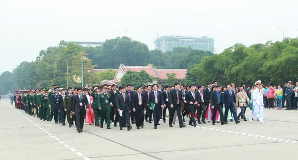 Các tài năng trẻ Việt Nam báo công bên Lăng Bác