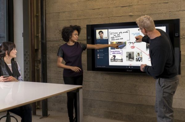 Surface Hub vừa trễ hẹn vừa tăng giá