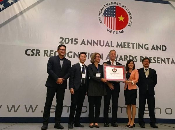 Nhận giải cống hiến của AmCham năm 2015