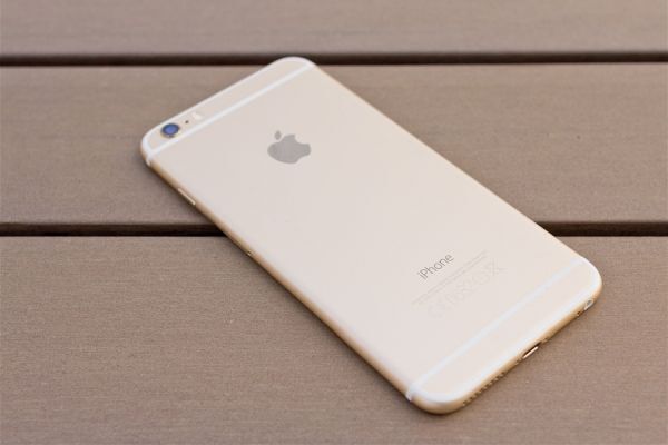 Phone 6 và 6S bị chê vì những viền ăng-ten ở mặt sau.