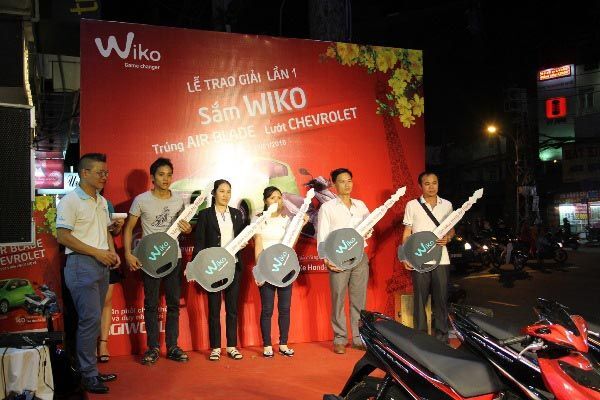 DGW trao giải cho khách hàng may mắn mua smartphone Wiko