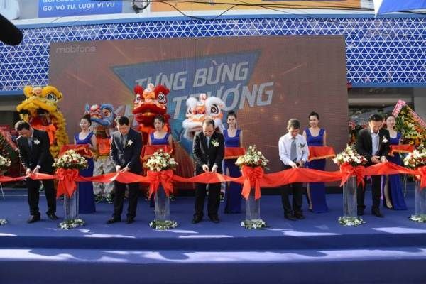Xếp hàng mua smartphone giá 0 đồng tại showroom MobiFone Biên Hòa