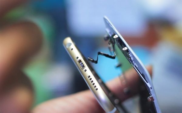 Phím Home 5S dùng dây bọc dạng mềm.