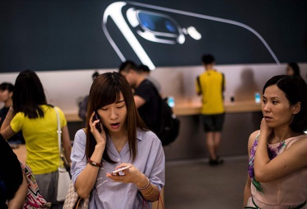 Công ty Trung Quốc dọa đuổi việc các nhân viên mua iPhone 7