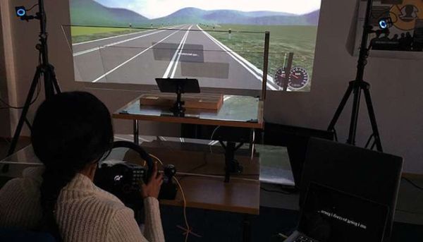 Vừa nhắn tin vừa lái xe an toàn