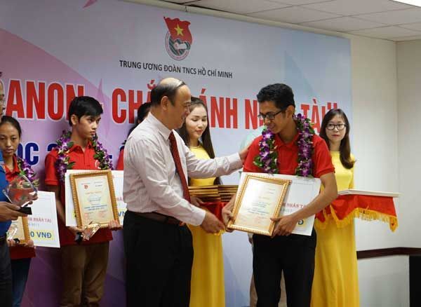 Học bổng “Canon - Chắp cánh nhân tài” đến tay sinh viên vượt khó