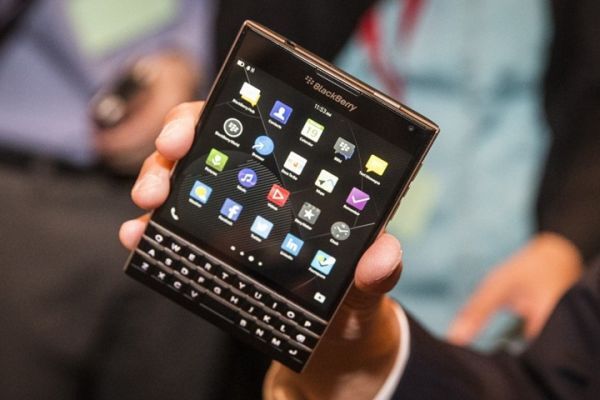 Blackberry Passport xách tay ồ ạt về Việt Nam, hàng chính hãng giảm giá mạnh
