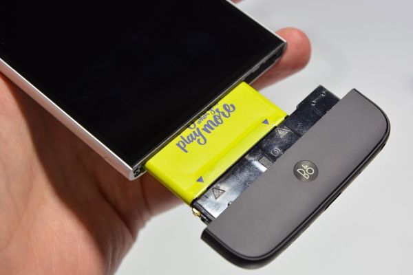 Thiết kế module trên LG G5 có thể bị khai tử chỉ sau một năm. Ảnh: Digital Trend.