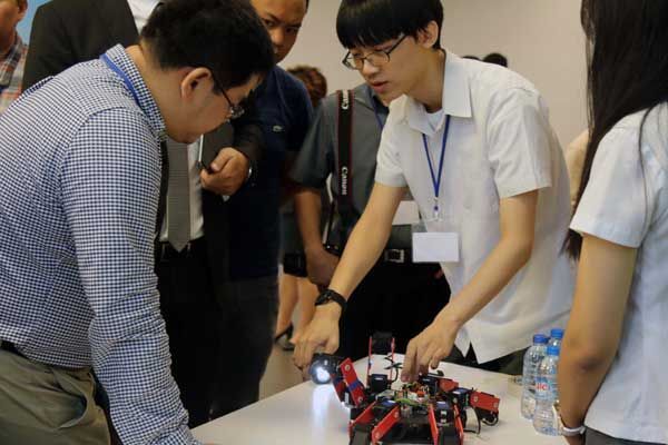 Robot leo tường đoạt giải Nhất cuộc thi TechGenius 2016