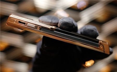 Dịch vụ đặt hàng Bespoke của Vertu cho phép khác hàng cá nhân hoá điện thoại của mình.