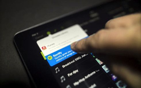 phat hien spotify mien phi co bay quang cao doc hai hinh 0