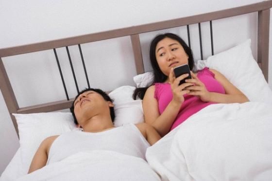 Có đến 1/3 các cuộc cãi vã bắt nguồn từ... smartphone