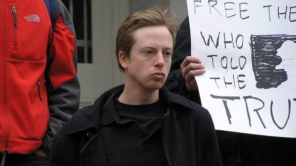 Nhà báo kiêm phát ngôn viên của Anonymous được trả tự do