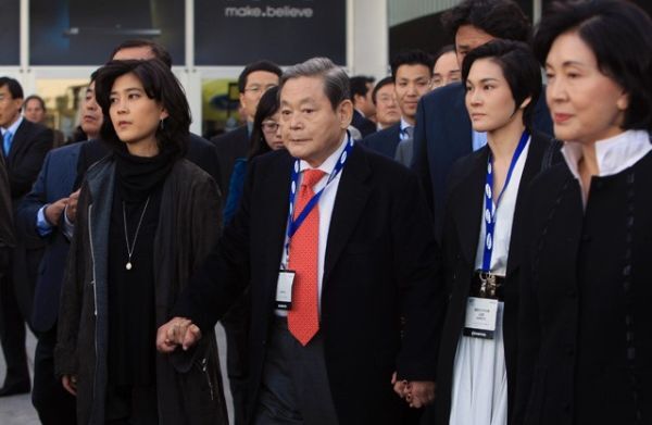 Chủ tịch Lee Kun-hee và gia đình