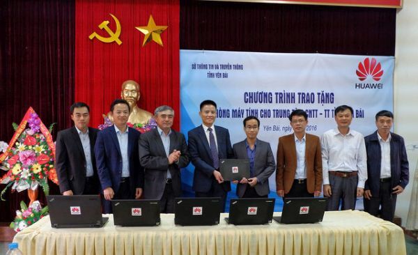 cong-ty-huawei-vn-trao-tang-cac-phong-may-tinh-cho-2-tinh-lao-cai-va-yen-bai-giadinhvietnam.com 1