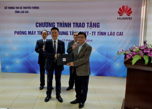 cong-ty-huawei-vn-trao-tang-cac-phong-may-tinh-cho-2-tinh-lao-cai-va-yen-bai-giadinhvietnam.com 2