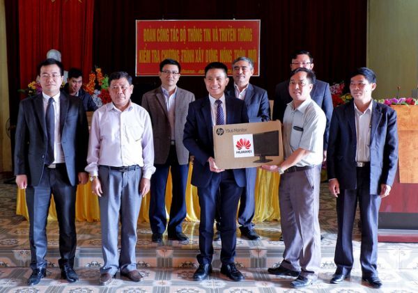 Tặng máy cho Trung tâm CNTT cho xã Xuân Quang, tỉnh Lào Cai