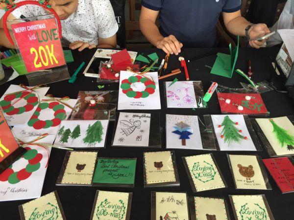Sinh viên RMIT Việt Nam bán bưu thiếp Giáng Sinh và quà tự làm để gây quỹ cho các em nhỏ tại Làng trẻ em SOS Bến Tre.