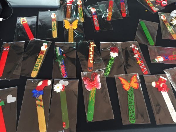 Sinh viên RMIT Việt Nam bán bưu thiếp Giáng Sinh và quà tự làm để gây quỹ cho các em nhỏ tại Làng trẻ em SOS Bến Tre.