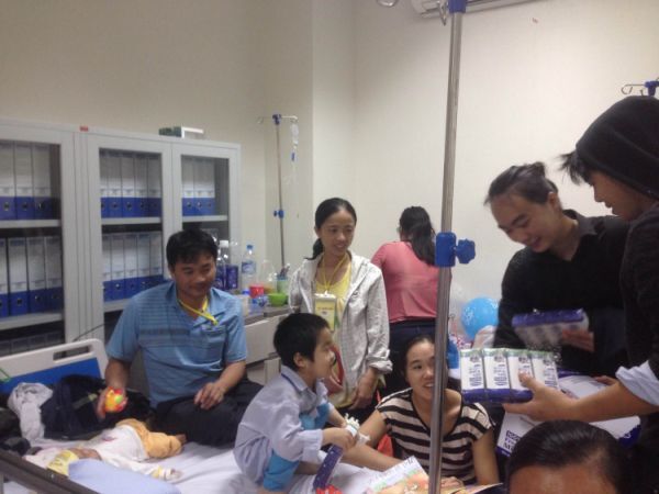 Sinh viên RMIT tặng quà và tổ chức các trò chơi cho bệnh nhi đang điều trị tại khoa Bệnh máu trẻ em, Viện huyết học và truyền máu Trung Ương.