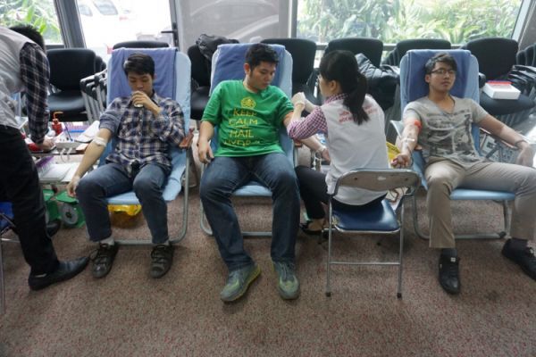 Nhiều sinh viên đã tham gia hiến máu tại cơ sở Hà Nội nhân dịp Giáng sinh 2015