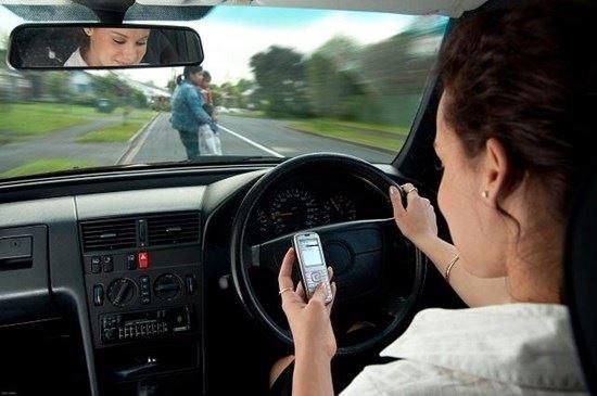 Từ 1/2017, xử phạt hành vi vừa lái xe vừa nghe điện thoại