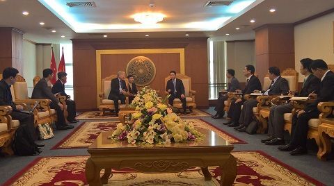 Bộ trưởng Bộ Tài nguyên và Môi trường và ông Stefan Sjoestroem, Phó Chủ tịch khối khách hàng Chính phủ và Doanh nghiệp nhà nước, Microsoft Châu Á - Thái Bình Dương trao đổi trong buổi hội thảo.