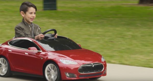 Tesla giới thiệu xe thông minh cho trẻ, bày bán từ tháng Năm tới