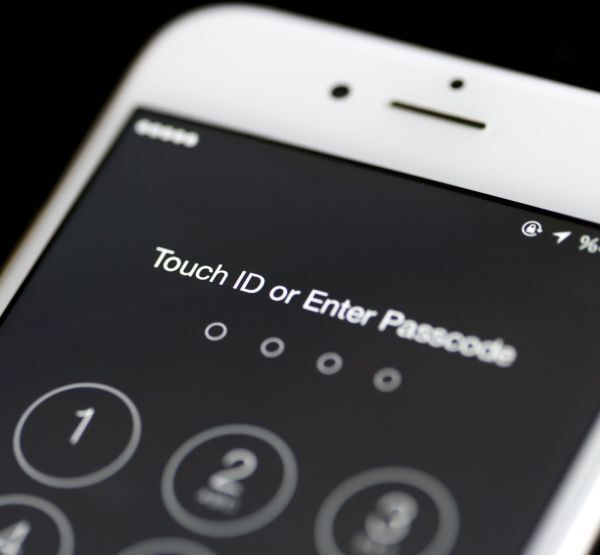Tòa án Mỹ cố ép Apple bẻ khóa thiết bị