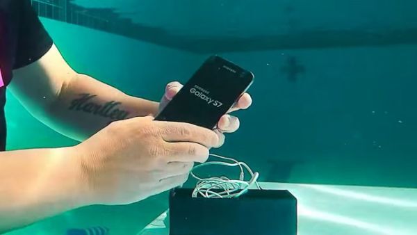 [Video] mở hộp Galaxy S7 dưới nước