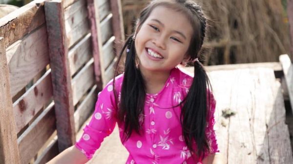 Cô bé triệu view Ruby Bảo An tung clip mới chào xuân