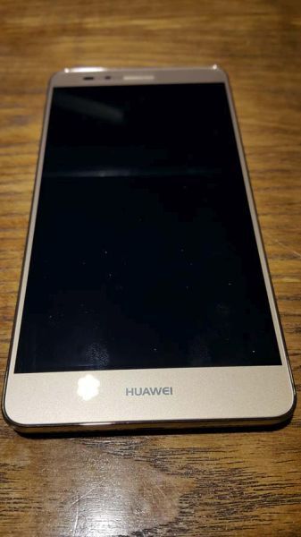 Phía dưới chỉ có dung chữ Huawei