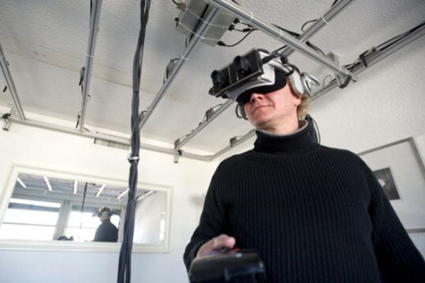 Intel tung sản phẩm cạnh tranh với HoloLens