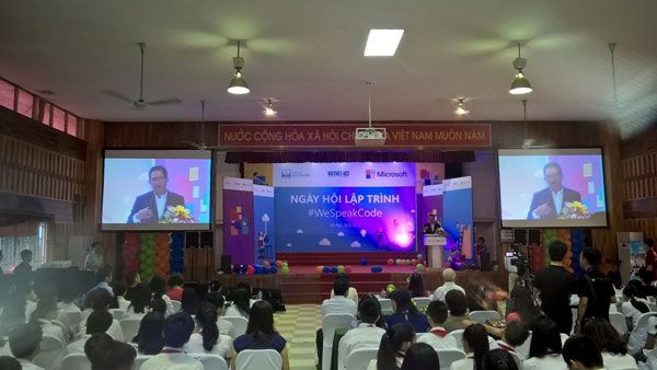 Microsoft tài trợ cho hơn 100 NGO tại 55 quốc gia về đào tạo Khoa học Máy tính