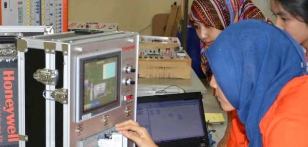Honeywell tài trợ thiết bị cho sinh viên kỹ thuật tại Indonesia