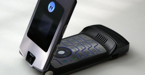 Motorola sắp ra model điện thoại nắp gập?