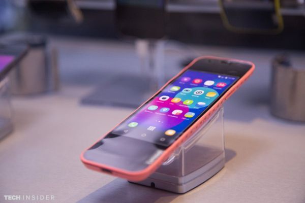 Lenovo trình làng điện thoại uốn dẻo