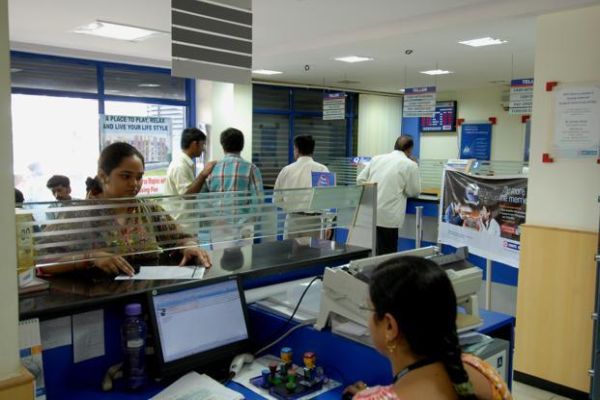 Trong vòng 10 năm tới, khoảng 1/3 nhân viên ngân hàng có thể mất việc