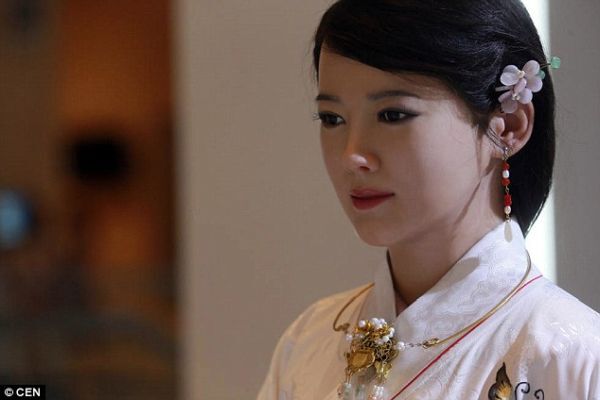 Trung Quốc trình diễn robot "mỹ nhân" sống động như người thật
