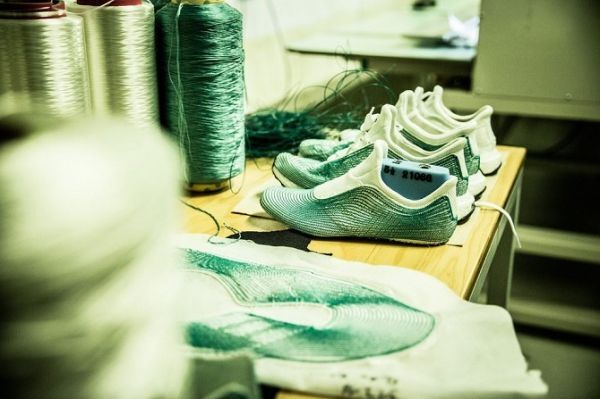 Adidas và tổ chức bảo vệ môi trường sản xuất giày từ rác