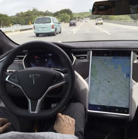 Tesla bị 