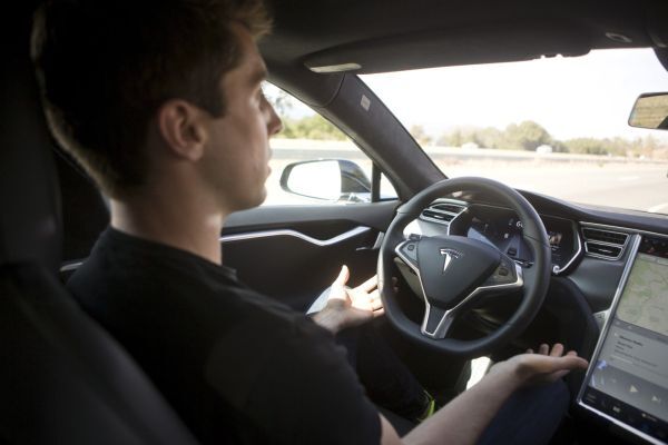 Bất chấp tai nạn chết người, Tesla vẫn tiếp tục được thử nghiệm