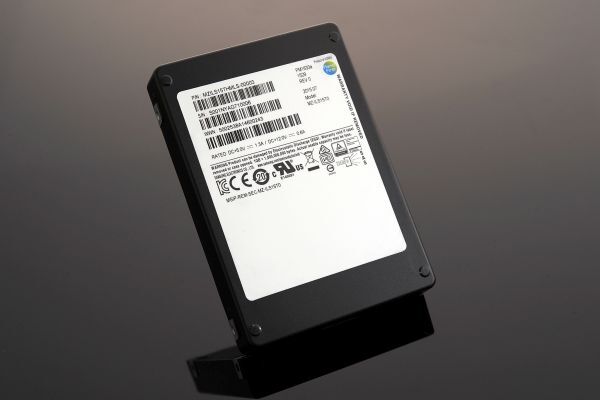 Samsung bán ổ SSD 16TB 