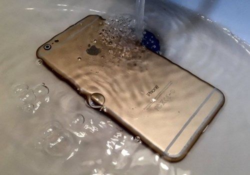 iPhone 7 sẽ an toàn hơn khi bị vấy nước song vẫn được cho là không đạt chuẩn IP68.