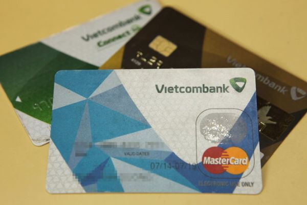 Khách hàng hoang mang vì tiền ở ngân hàng 
