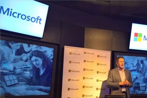 Ông Simon Davies, phó Chủ tịch nhóm giải pháp Doanh nghiệp, Microsoft châu Á chia sẻ về chuyển đổi kỹ thuật số tại châu Á