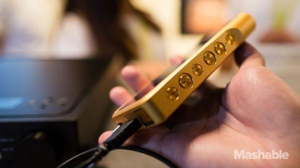 [IFA 2016] Sony ra mắt Walkman mạ vàng giá 3.200 USD